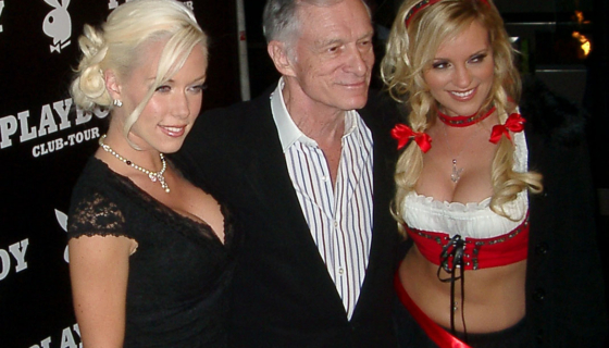 Hugh Hefner kahe Playboy maja töötaja keskel. Foto: Wikimedia / Alexander Hauk